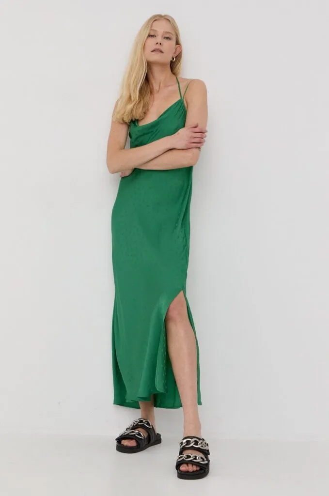 elegantne satenove saty na ramienka